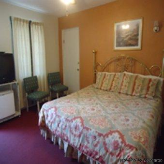 Azure Hills And Suites Motel Fredericksburg