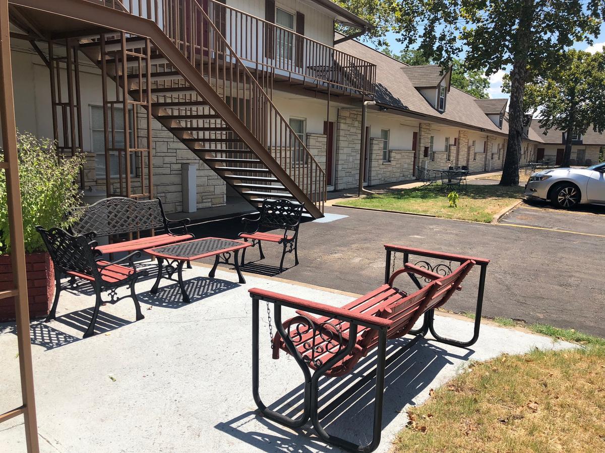 Azure Hills Inn&suites * Fredericksburg