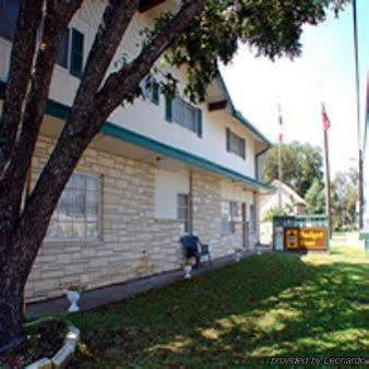 Azure Hills Inn&suites Motel Fredericksburg